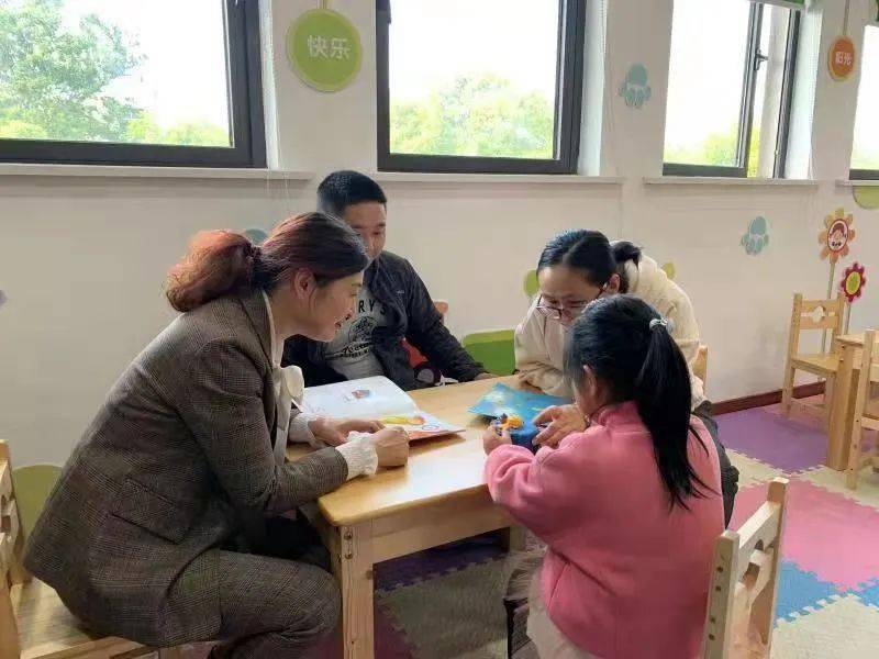 人大代表為弱勢群體當好‘助困員’——教育咨詢點亮希望之光